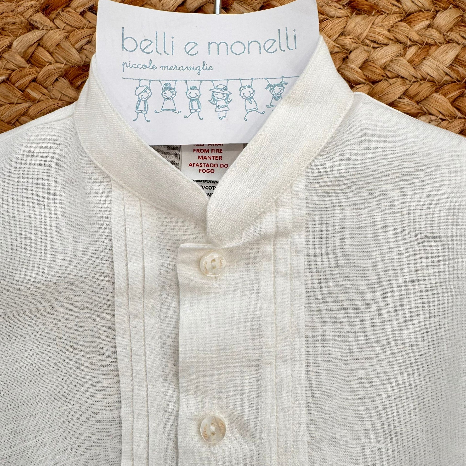 Dettaglio camicia battesimo bimbo con collo coreano e bottoni frontali