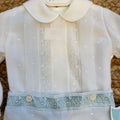 Completo battesimo bimbo bianco e celeste con colletto tondo, ricami floreali e pantaloncino corto