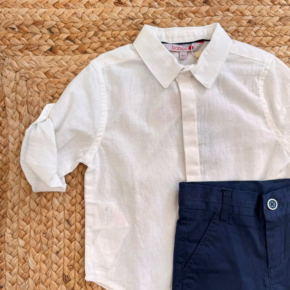 Completo elegante bambino con camicia bianca e pantalone blu