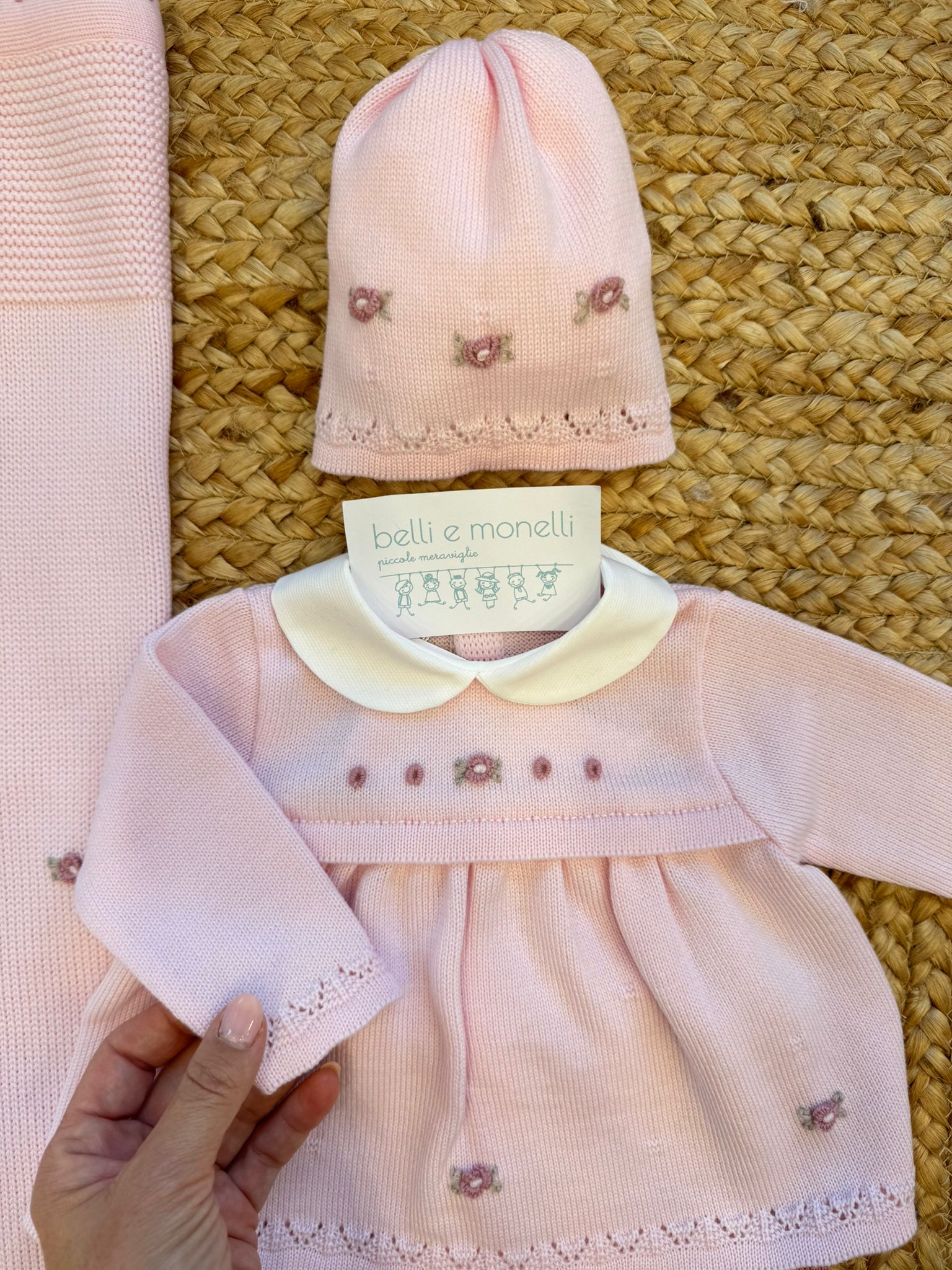 Uscita clinica neonata lana rosa con ricami floreali