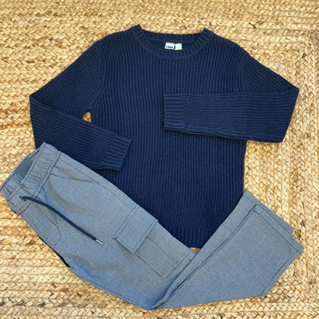 Maglione bimbo blu con pantalone cargo