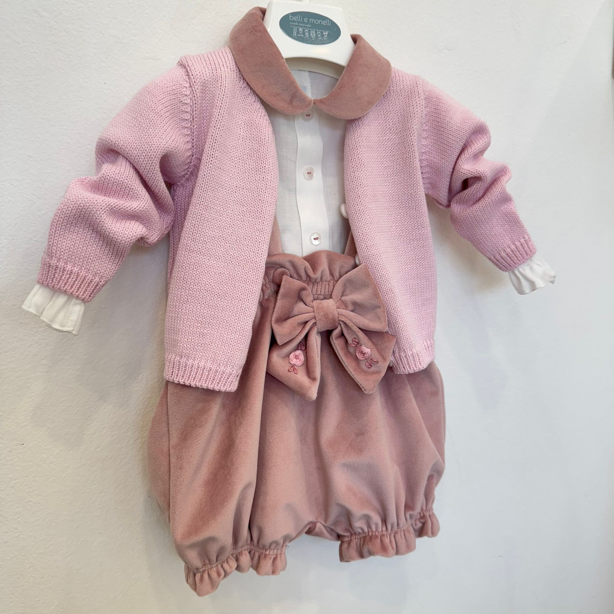 Completo neonata in velluto rosa con camicia bianca e fiocco ricamato