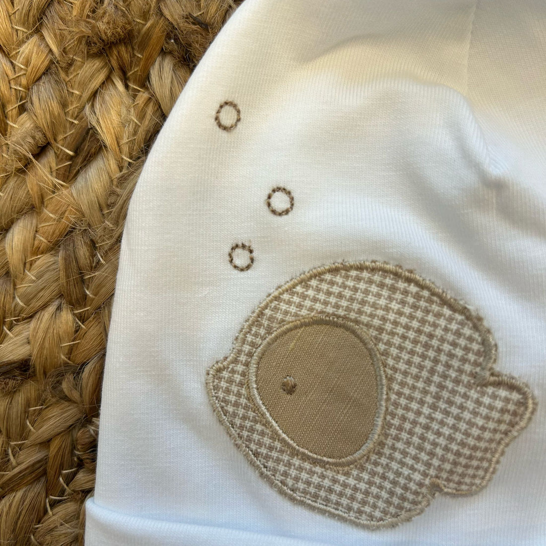 Cuffietta neonato con pesciolino applicato beige