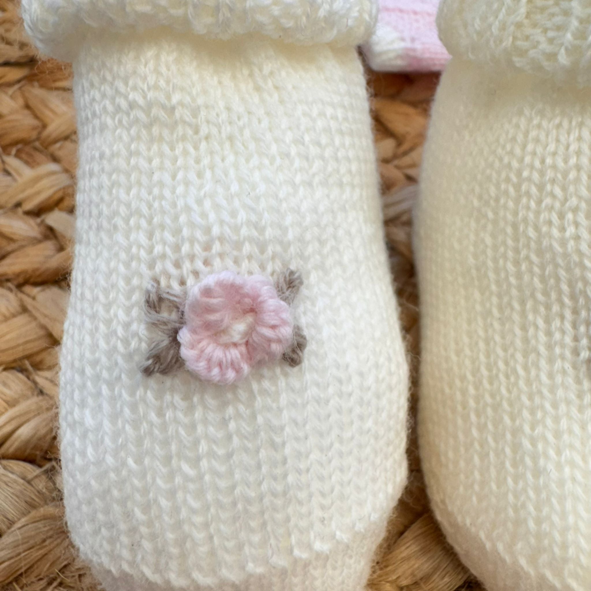 Uscita clinica rosa cipria in pura lana con cuore e fiorellini ricamati