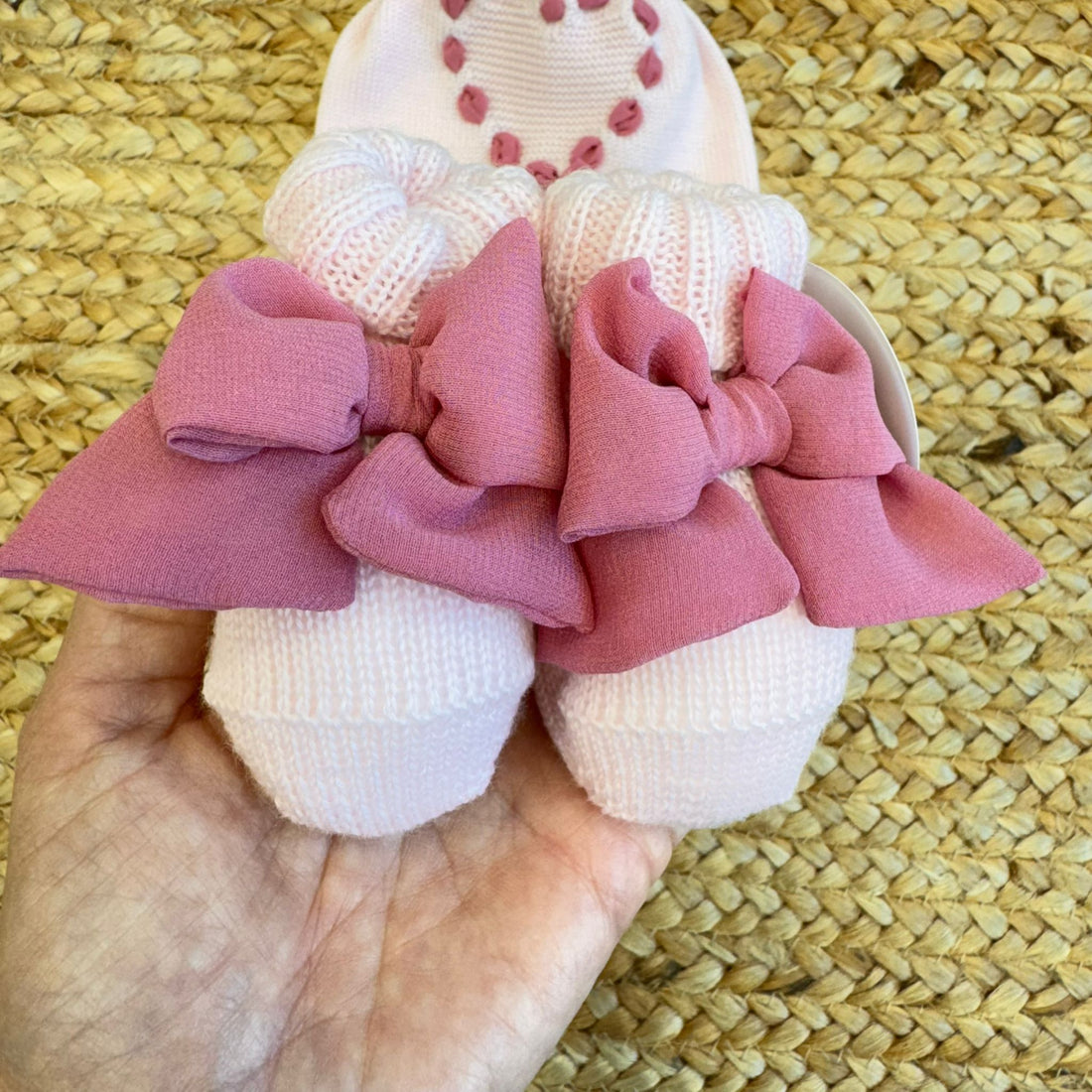 Cappellino e scarpette neonata in pura lana rosa con fiocchi in passanastro