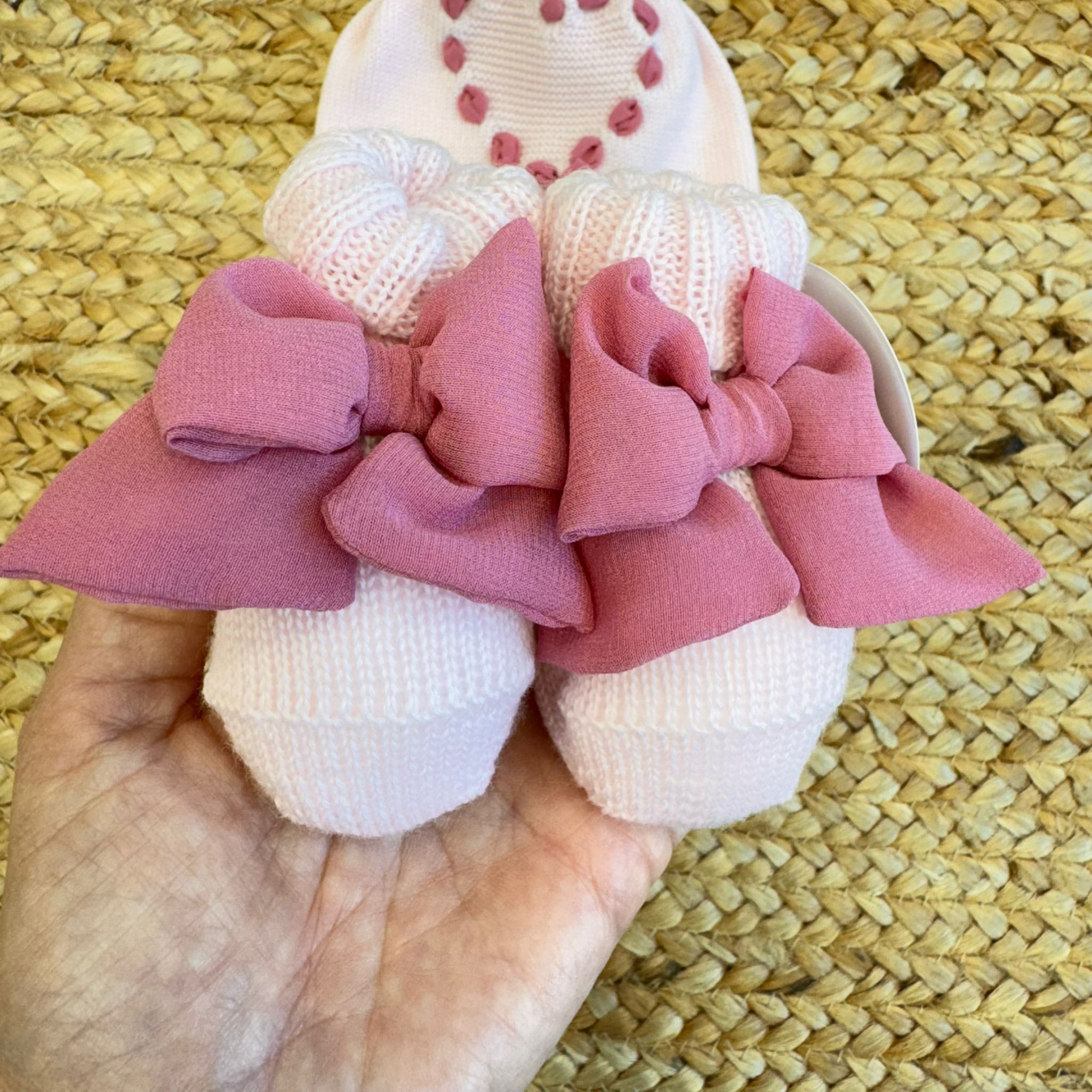 Cappellino e scarpette neonata in pura lana con fiocchi rosa