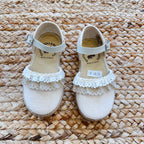 Espadrillas avorio per bambina con merletto delicato, suola in corda e cinturino alla caviglia per un tocco di eleganza.