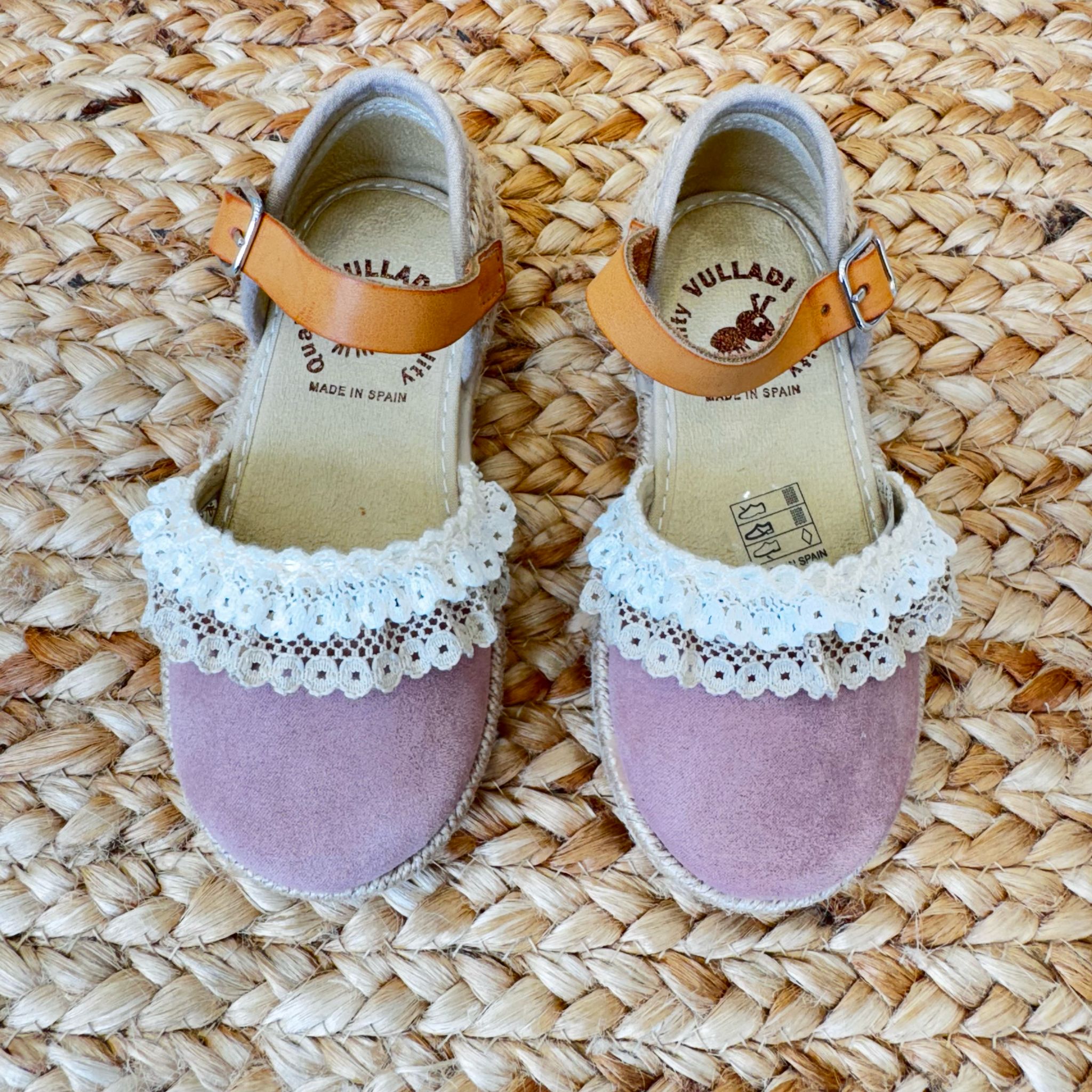 Espadrillas eleganti per bambina in camoscio rosa con bordo in merletto bianco e cinturino in pelle, ideali per cerimonia.
