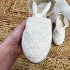 Espadrillas in pizzo per battesimo e cerimonia, con laccio in tulle e finiture raffinate.