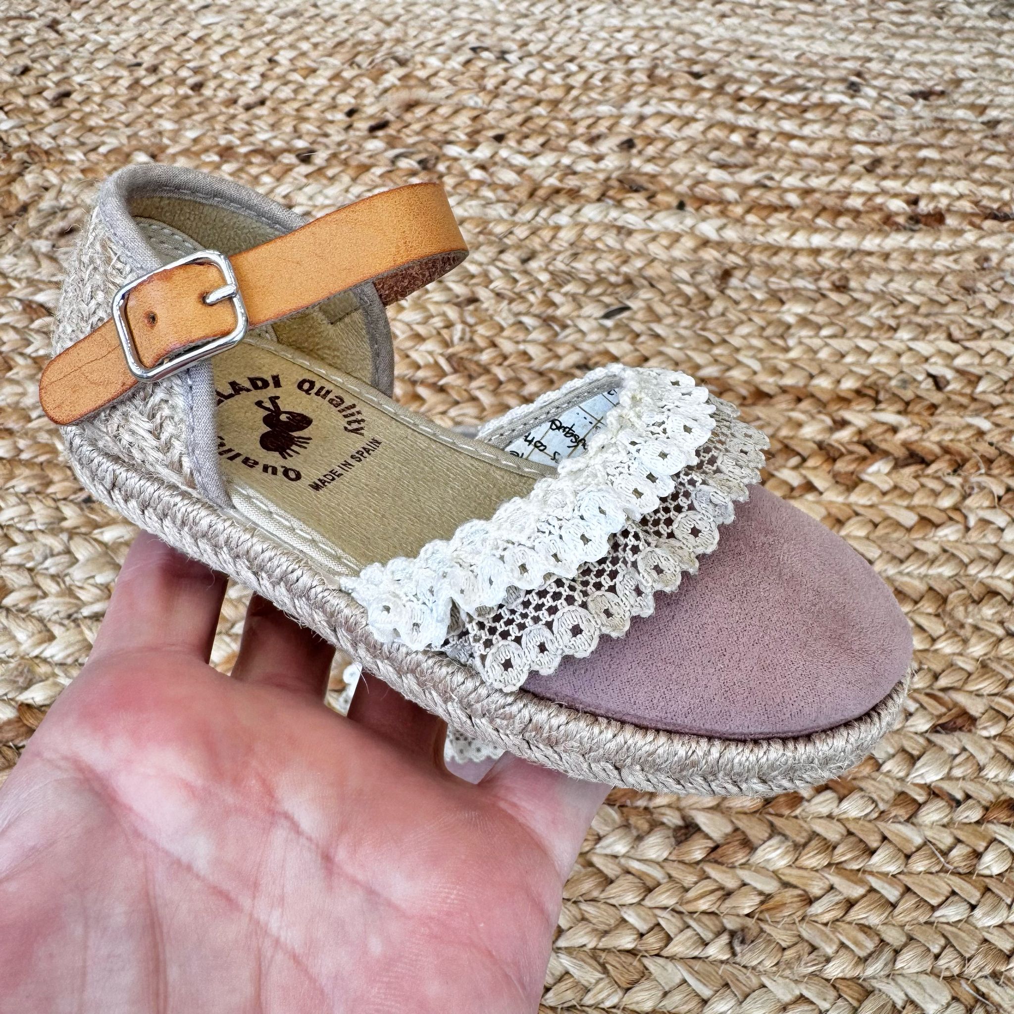 Espadrillas eleganti per bambina in camoscio rosa con bordo in merletto bianco e cinturino in pelle, ideali per cerimonia.