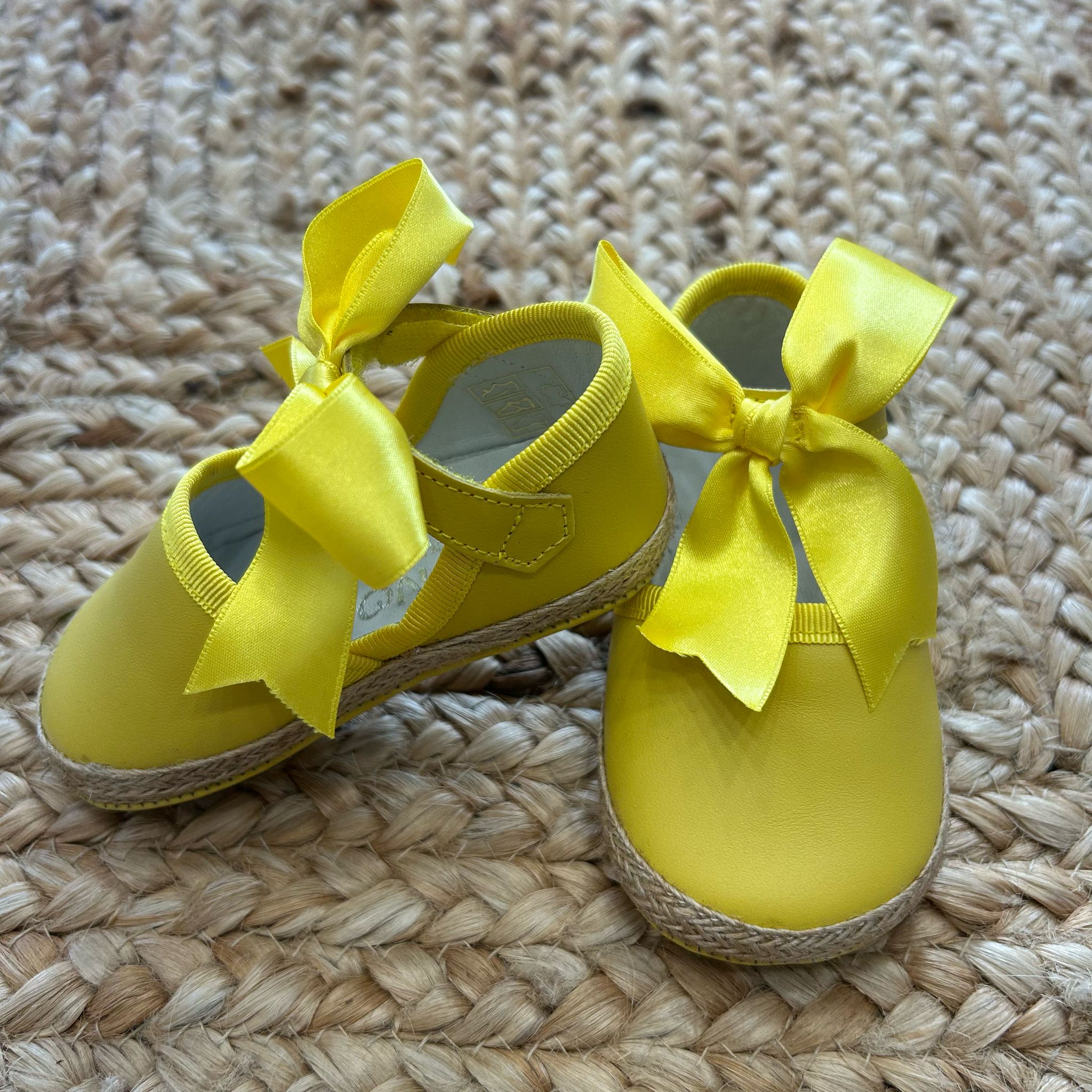 Scarpe neonata gialle con fiocco laterale