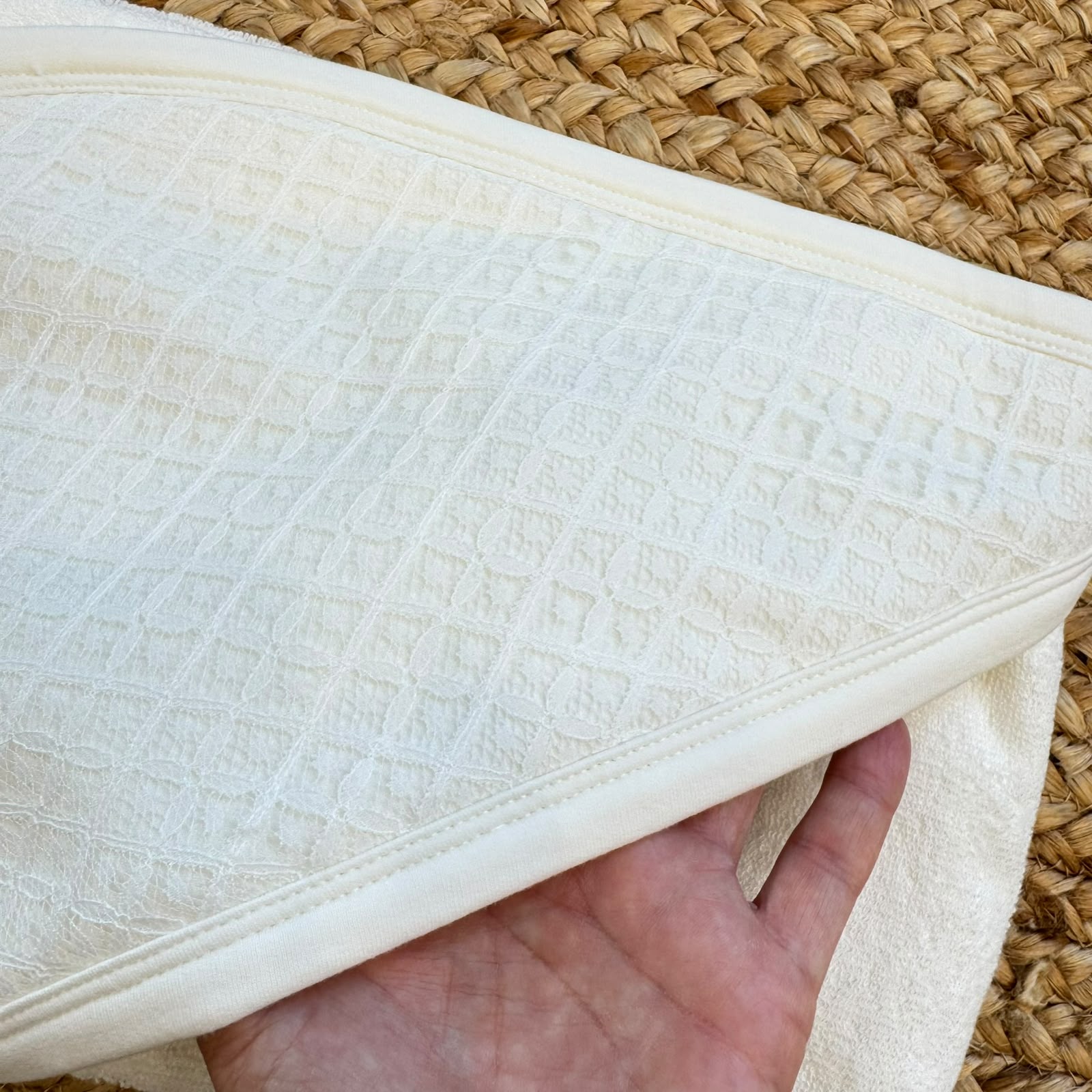 Accappatoio con cappuccio per bambina in cotone e bambù colore panna Made in Italy.