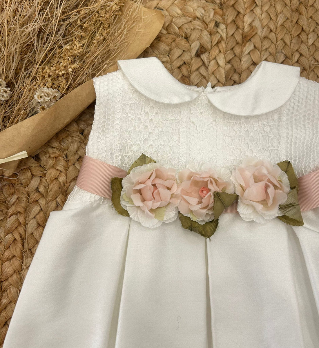 Abito battesimo bambina con colletto e cintura con fiori
