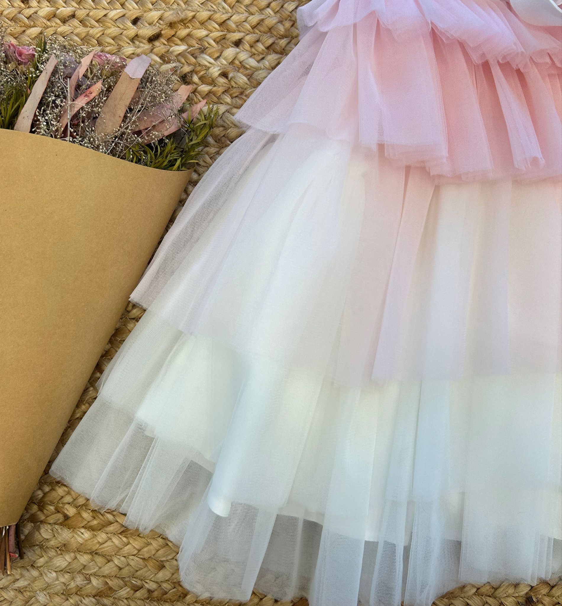 ABITO SFUMATO ROSA E BIANCO CON BALZE IN TULLE