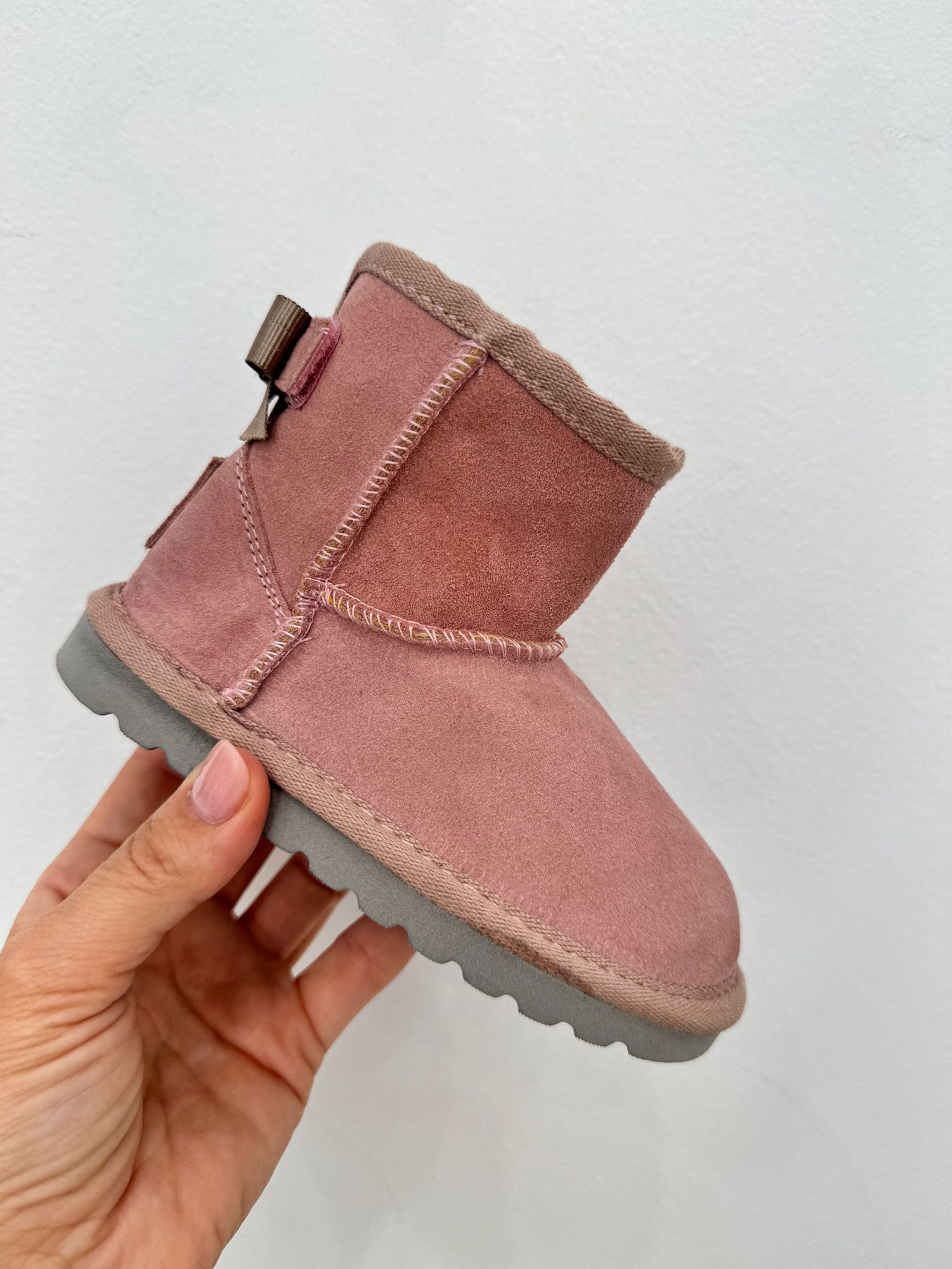 Stivaletti in camoscio rosa cipria con interno caldo