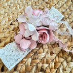 FASCIA BATTESIMO IN PIZZO ELASTICIZZATO CON FIORI ROSA - MIMILU
