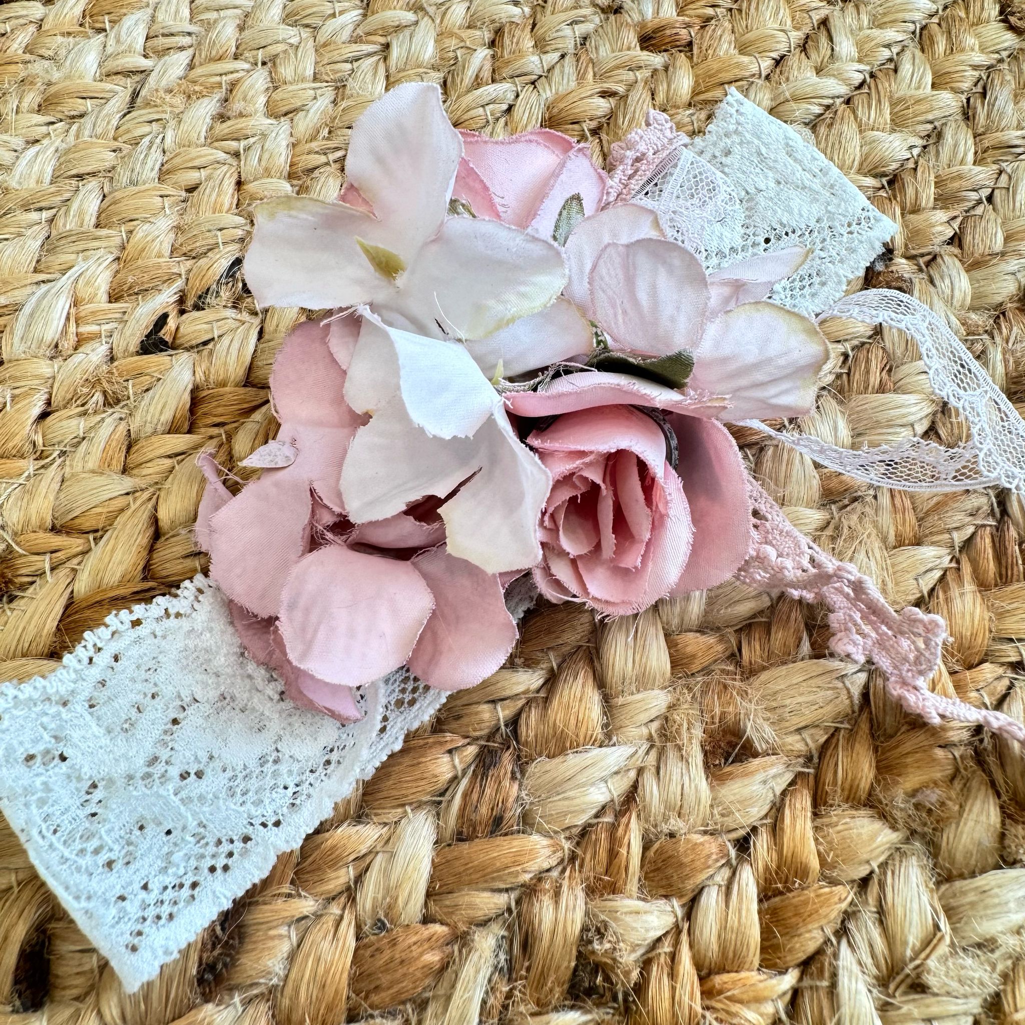 FASCIA BATTESIMO IN PIZZO ELASTICIZZATO CON FIORI ROSA - MIMILU