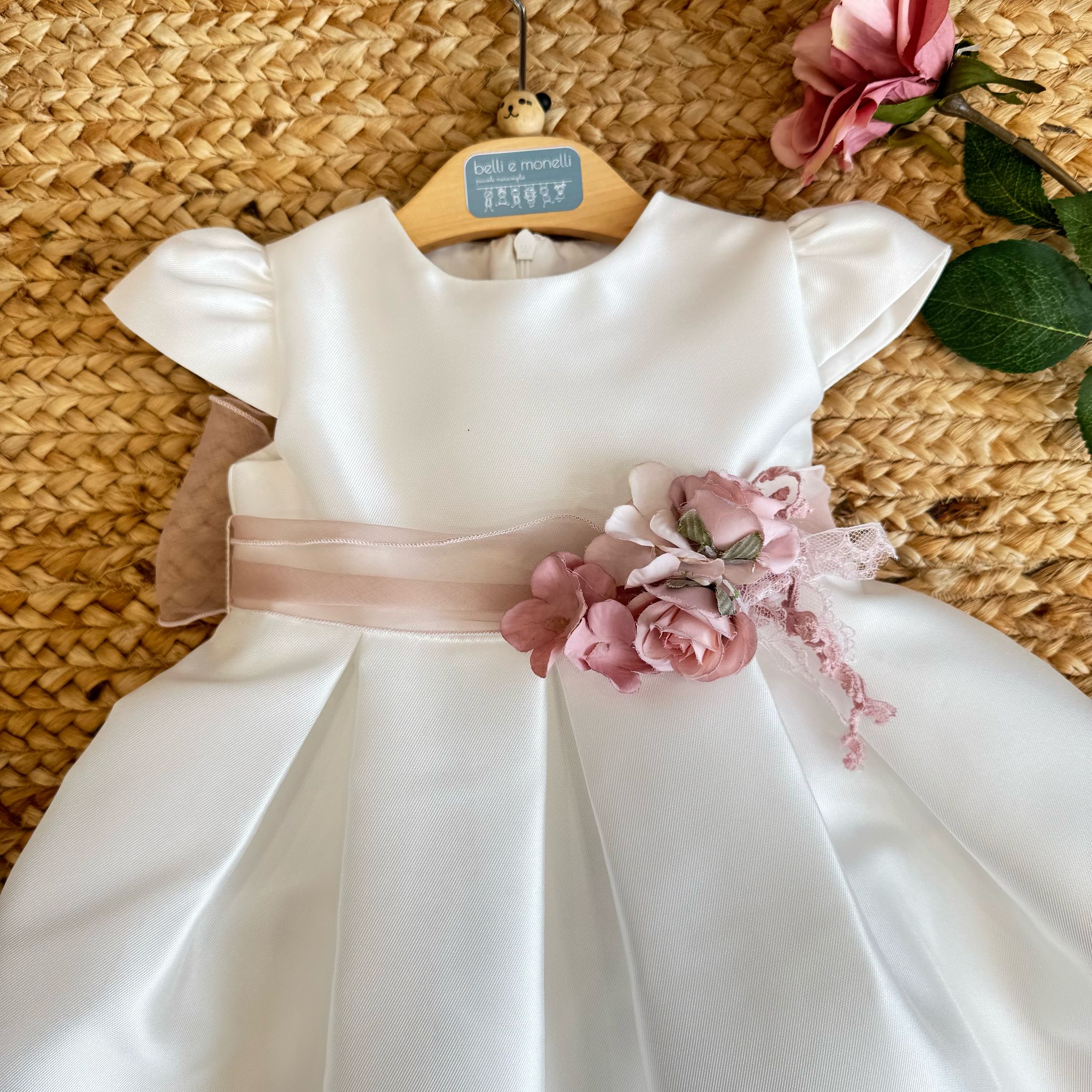 ABITO BATTESIMO MIMILÙ IN MIKADO CON CINTURA IN ORGANZA ROSA ANTICO E SPILLA FLOREALE REMOVIBILE