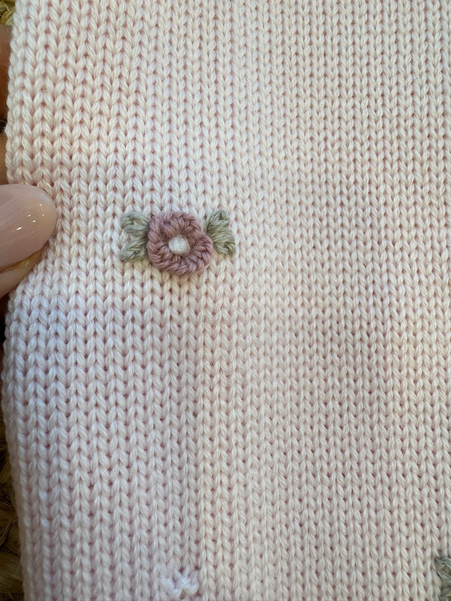 Uscita clinica neonata lana rosa con ricami floreali