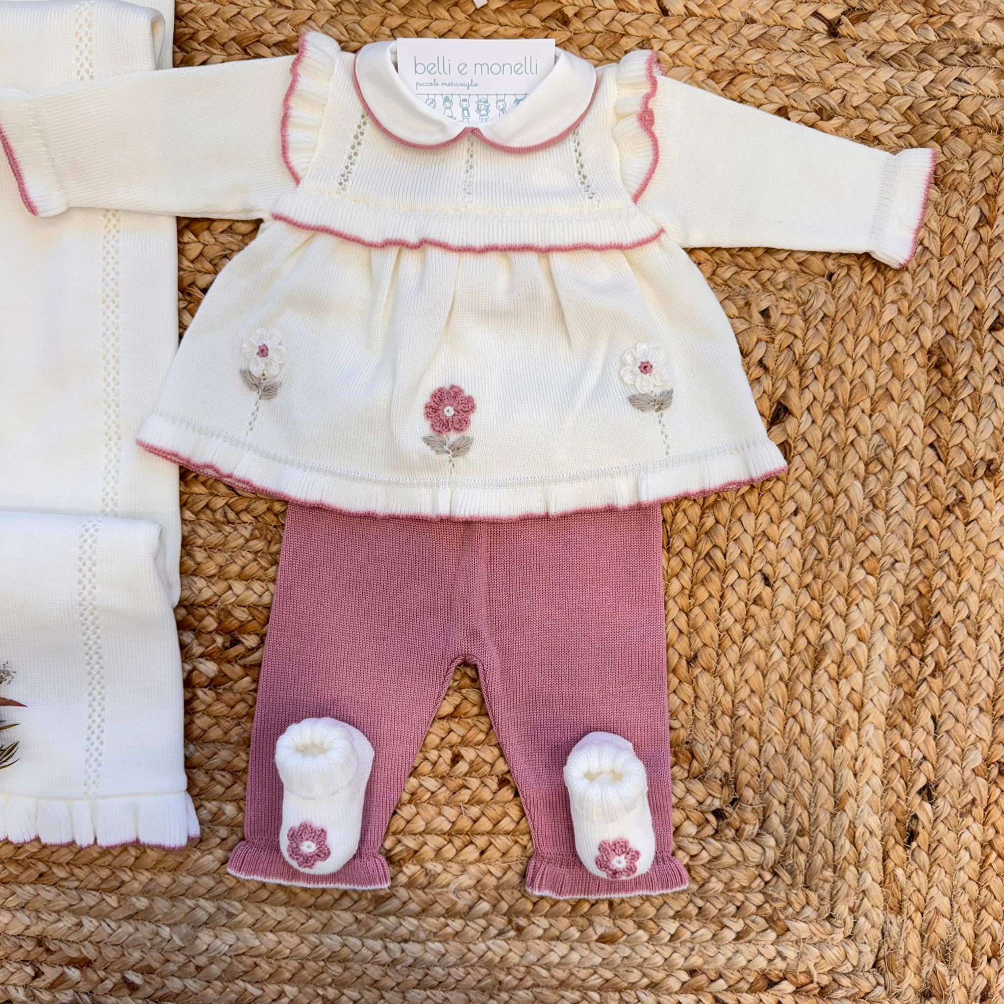 Uscita clinica neonata in pura lana con ricami floreali a rilievo