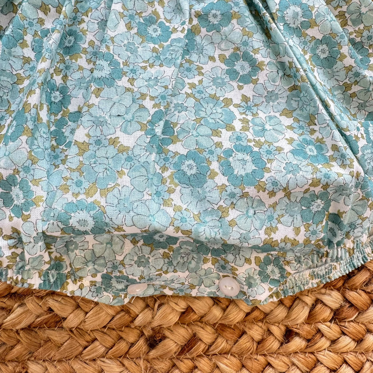 Pagliaccetto bimba in cotone floreale verde acqua con blusa bianca plumetis e colletto volant
