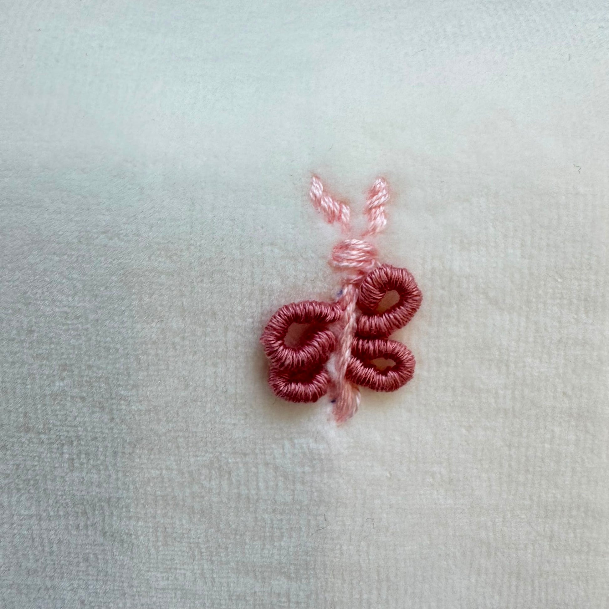 Copertina neonata in ciniglia color latte e rosa antico con ricami per corredino nascita