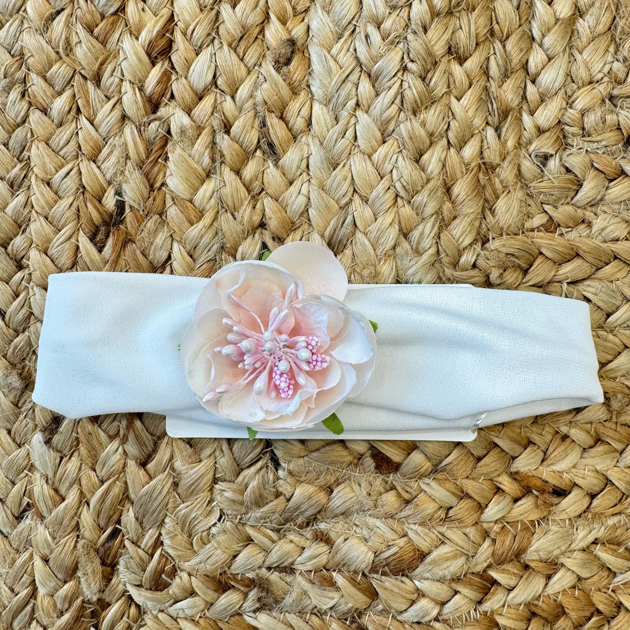 Fascia battesimale bianca elasticizzata con fiore rosa pesca, perfetta per neonate in occasioni speciali.
