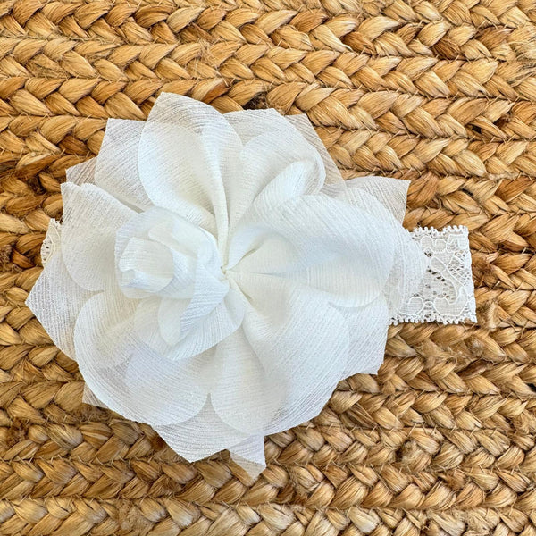 Fascia battesimale bianca in pizzo con maxi fiore in organza