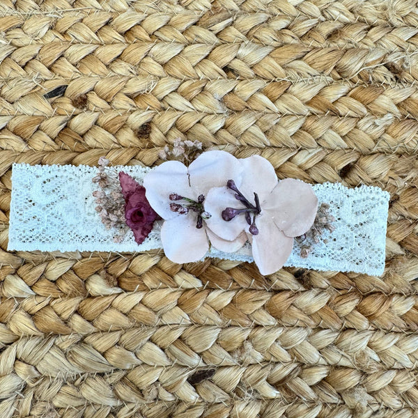 Fascia battesimale in pizzo bianco con decorazioni floreali rosa cipria e borgogna