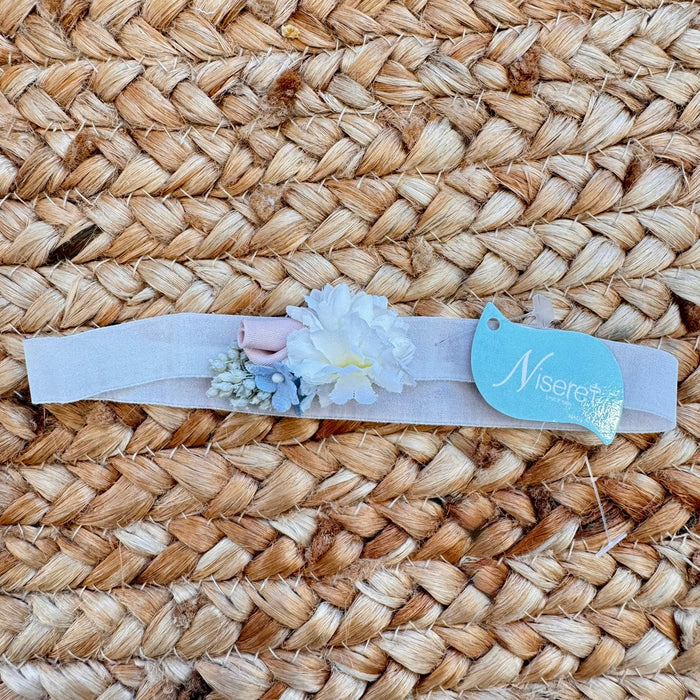 fascia battesimo bimba con fiore decorativo bianco e dettagli rosa e azzurro