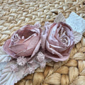 Dettaglio rose cipria applicate su fascia in pizzo elasticizzato