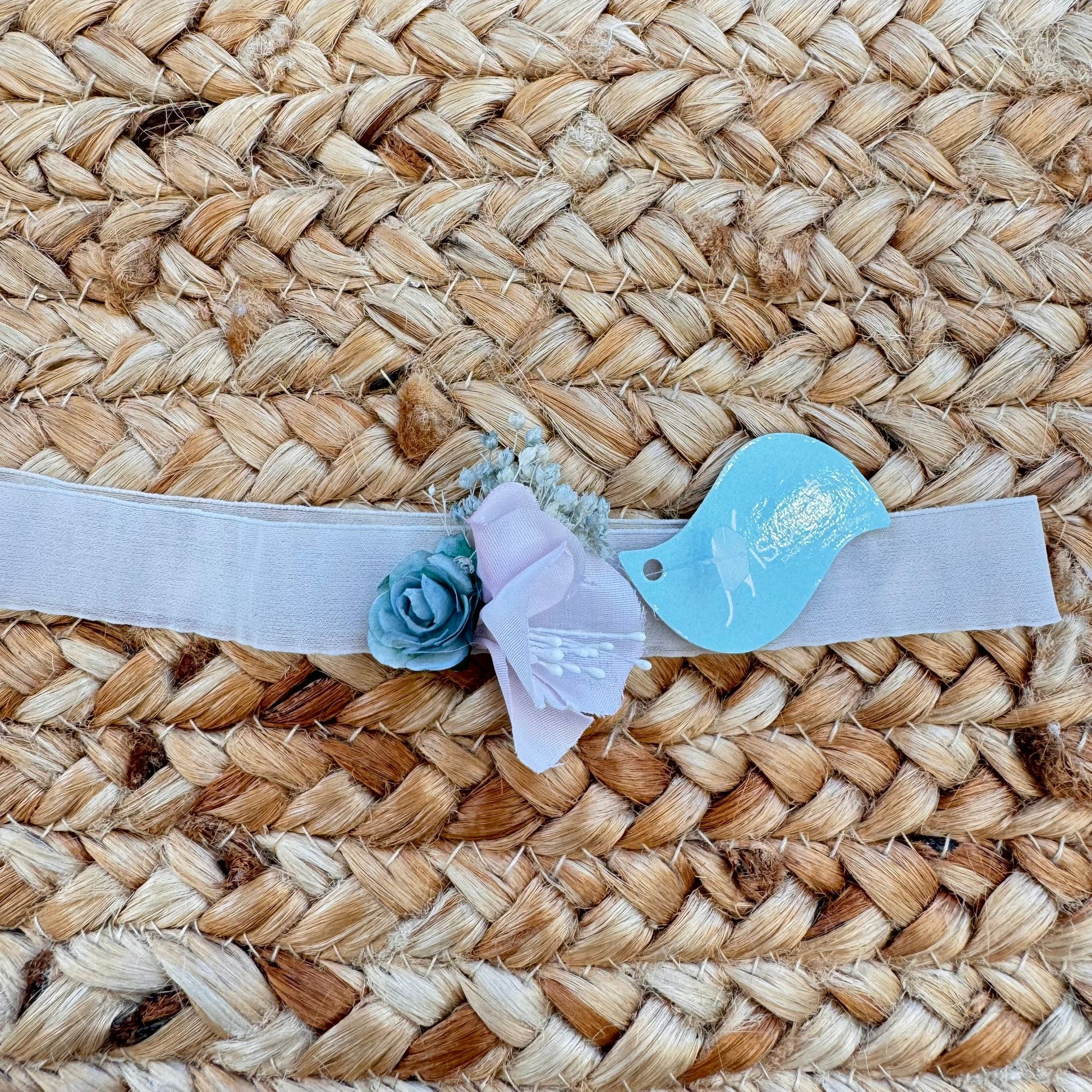Fascia battesimo bimba bianca con fiore azzurro decorativo