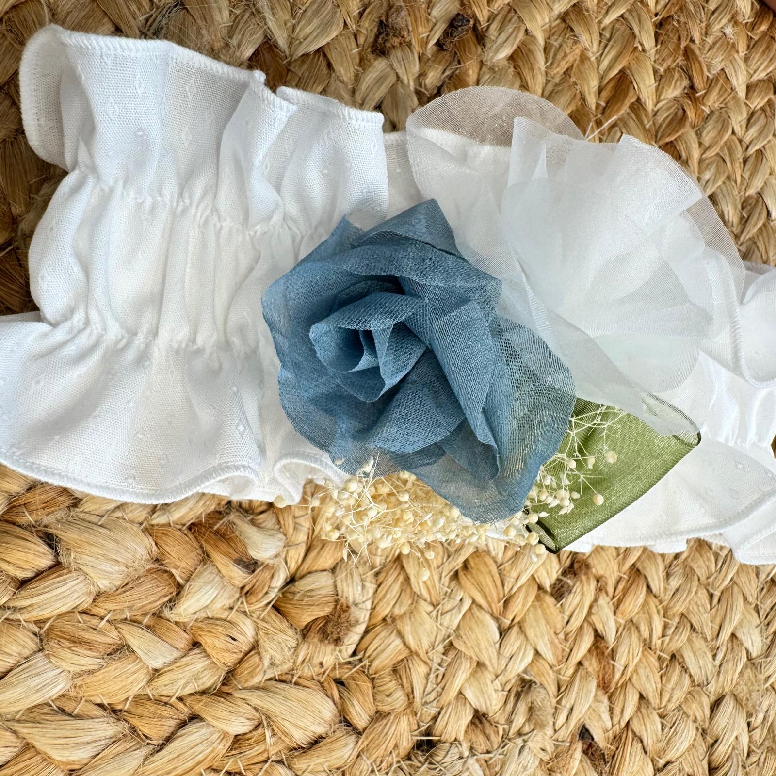  Dettaglio dei fiori in chiffon e decorazioni in pizzo.