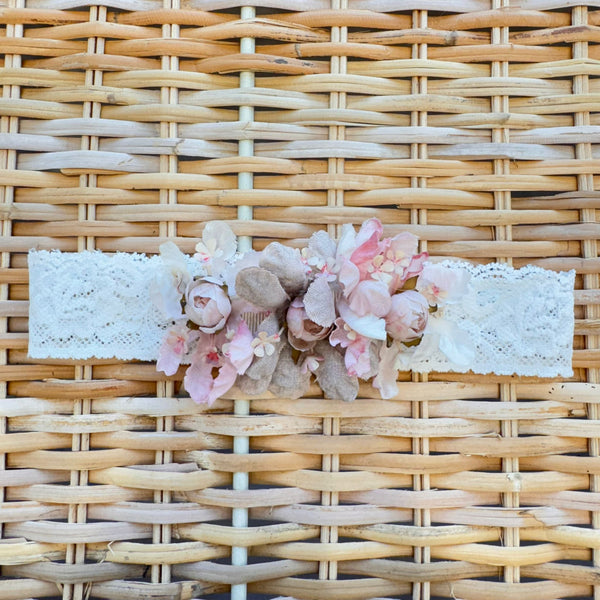 fascia elegante battesimo bimba con applicazione floreale rosa e avorio