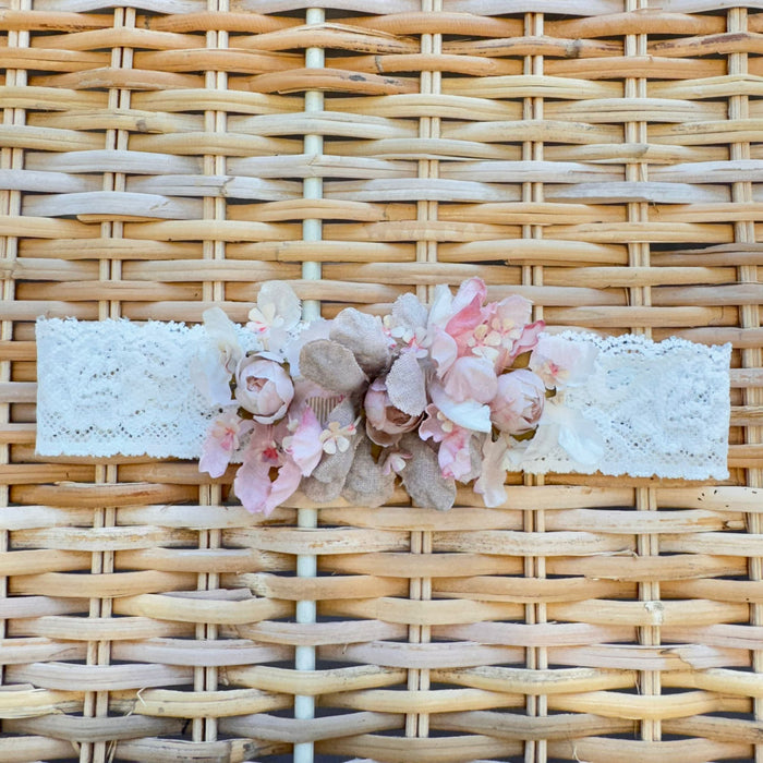 fascia elegante battesimo bimba con applicazione floreale rosa e avorio