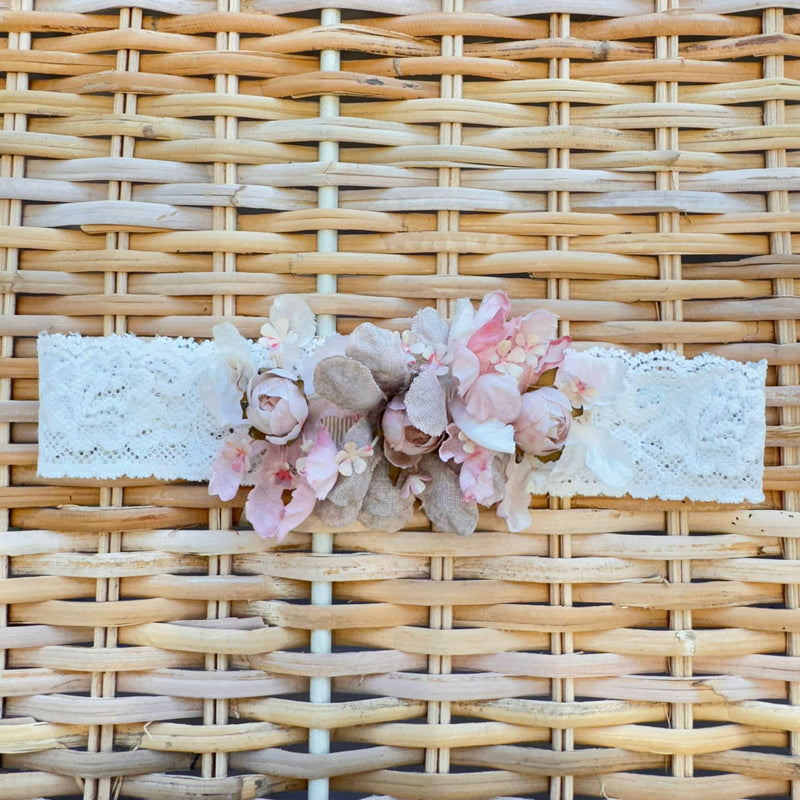 fascia elegante battesimo bimba con applicazione floreale rosa e avorio