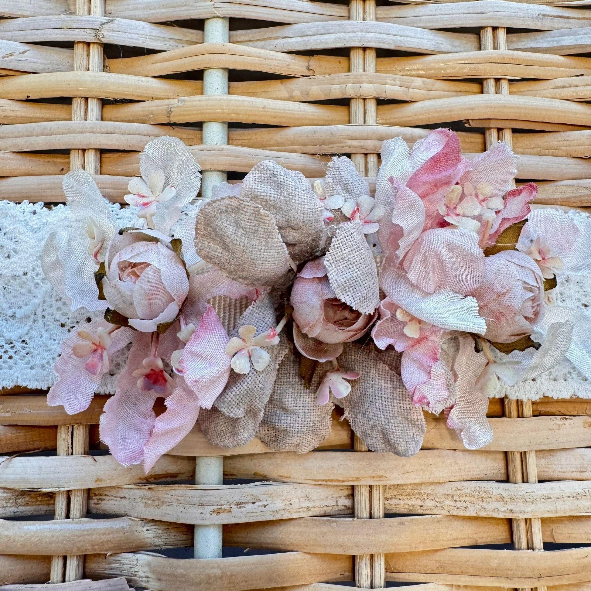 fascia elegante battesimo bimba con applicazione floreale rosa e avorio