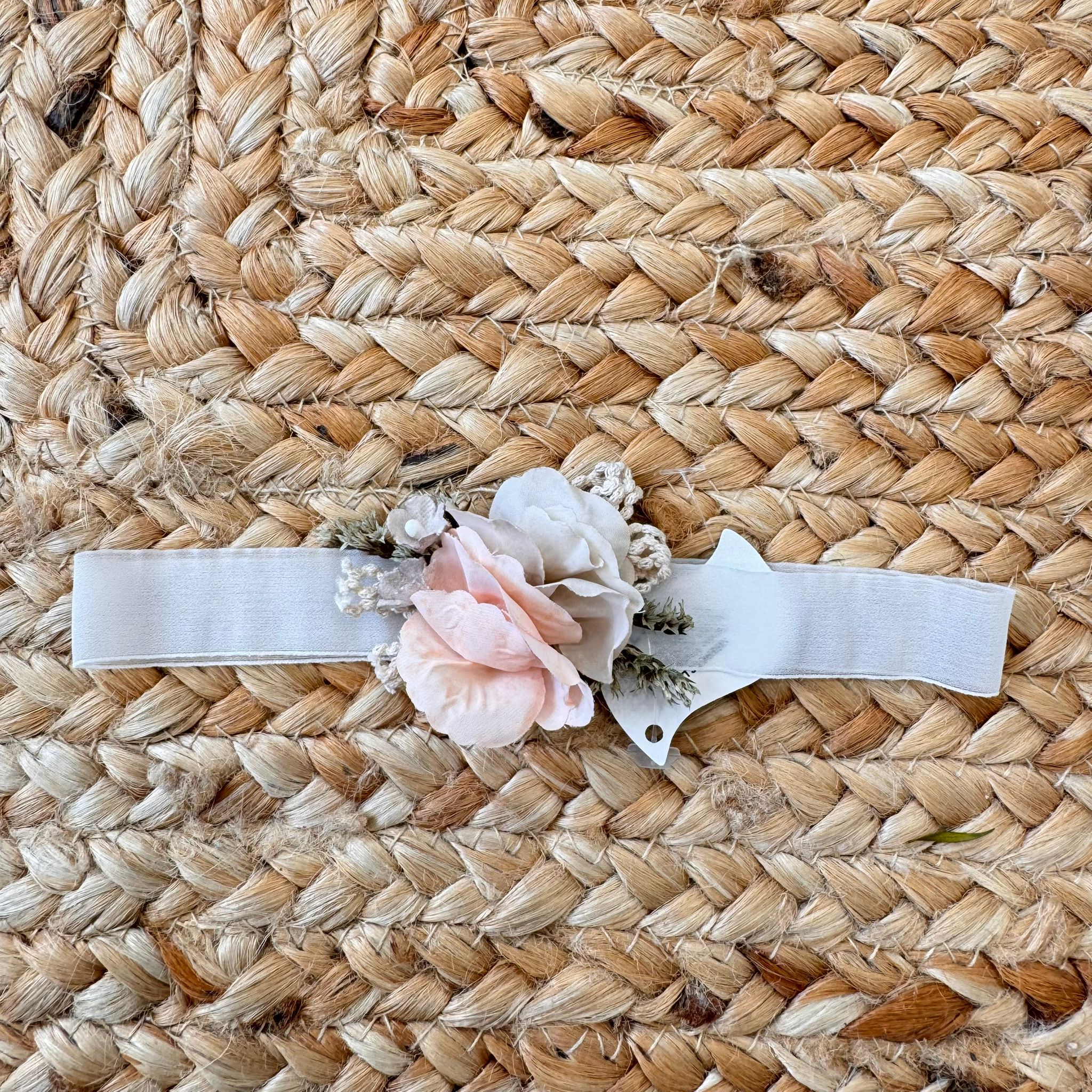 Fascia per battesimo neonata con fiori cipria e panna