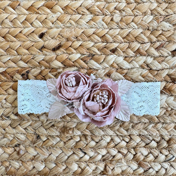 Fascia battesimo in pizzo con applicazioni floreali realizzate a mano, in tonalità rosa cipria e avorio.