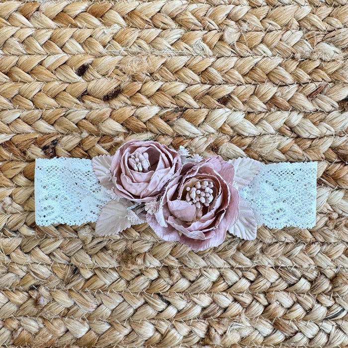 Fascia battesimo in pizzo con applicazioni floreali realizzate a mano, in tonalità rosa cipria e avorio.