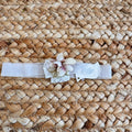Fascia battesimo neonata con fiore avorio, pistilli dorati e pizzo bianco

