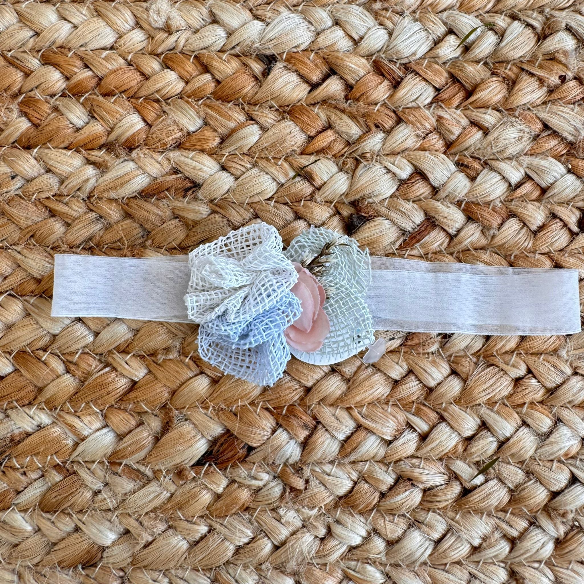Fascia battesimo bimba con fiori juta bianca e rosa