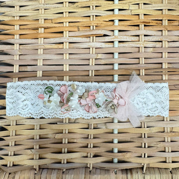 fascia battesimo neonata in pizzo con fiori decorativi cipria e panna