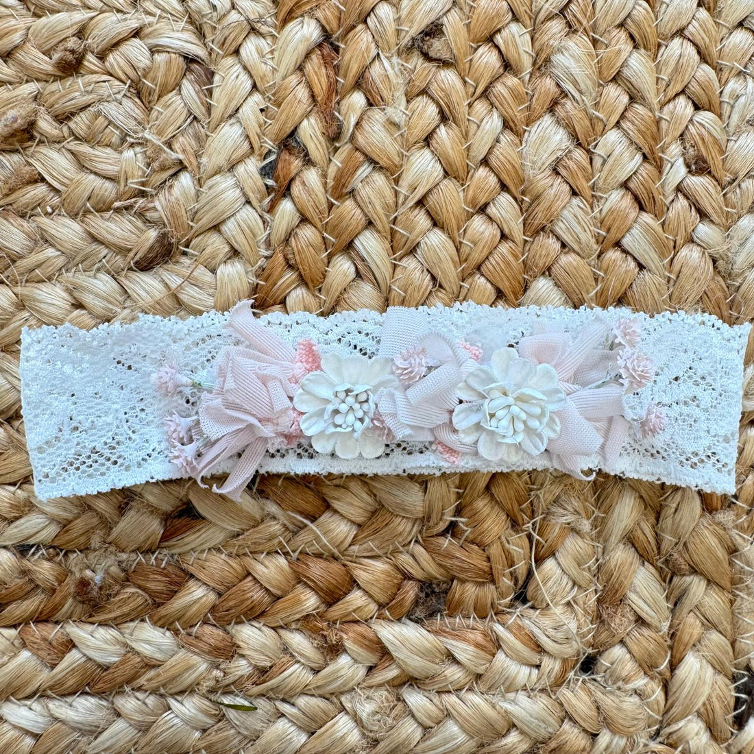 Fascia battesimo in pizzo bianco con fiori rosa cipria