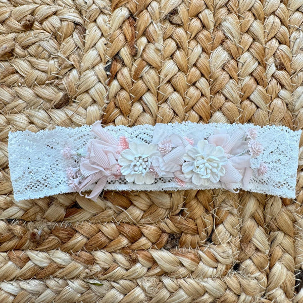Fascia battesimo in pizzo bianco con fiori rosa cipria