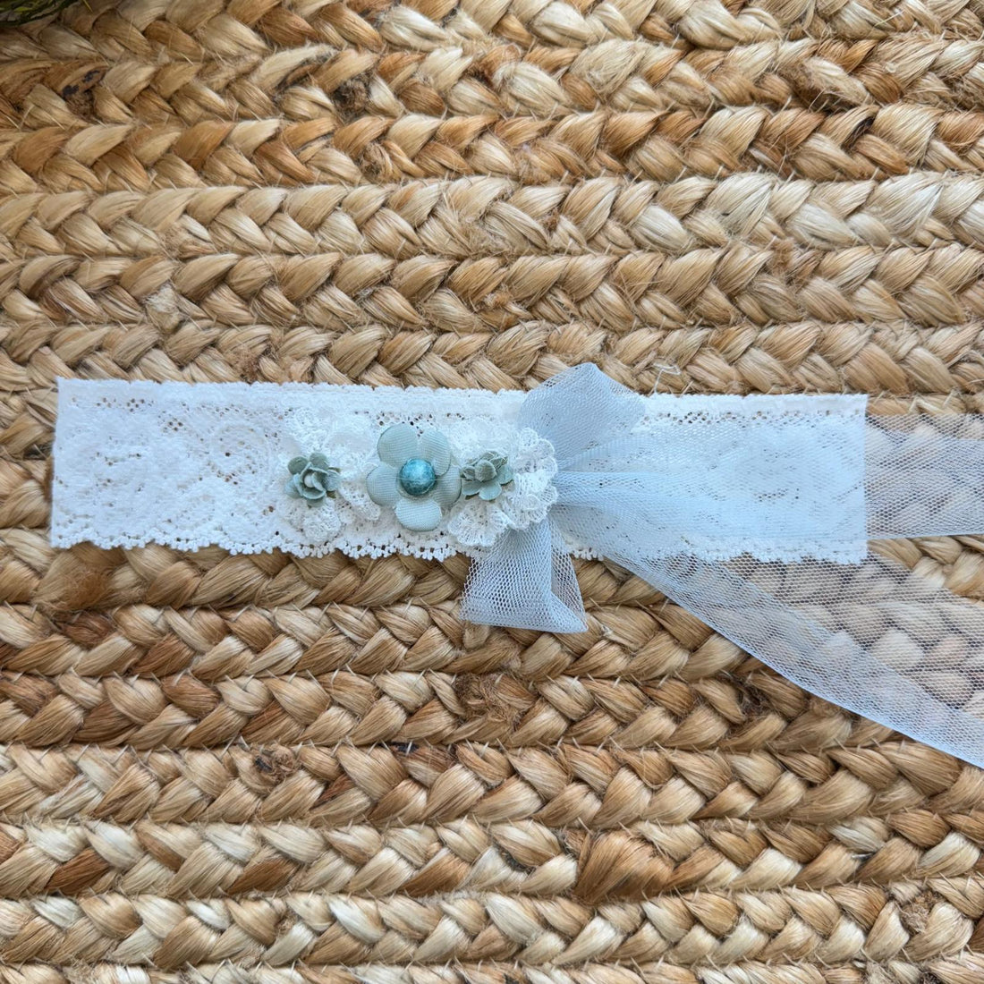 Fascia in pizzo bianco con fiocco verde polvere