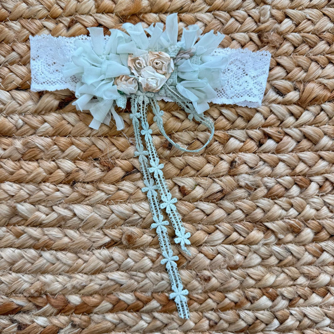 Fascia in pizzo bianco con fiori verde salvia e roselline avorio