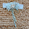 Fascia in pizzo bianco con fiori verde salvia e roselline avorio