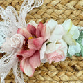  Dettaglio fiori rosa e bianco su fascia per capelli neonata in pizzo – Accessorio per battesimo