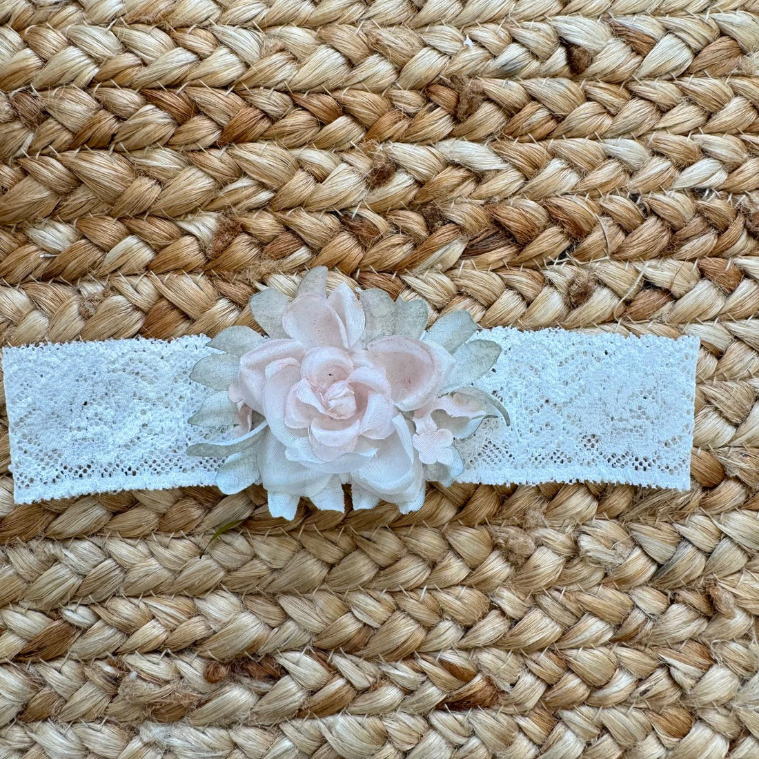 Fascia capelli battesimo neonata in pizzo bianco con fiore cipria